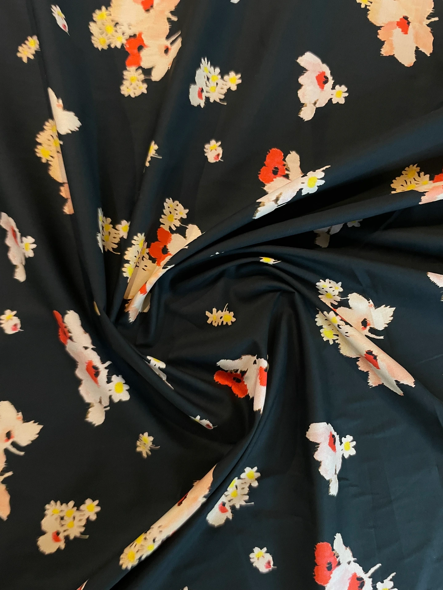 Popeline de coton noire avec imprimé fleuri