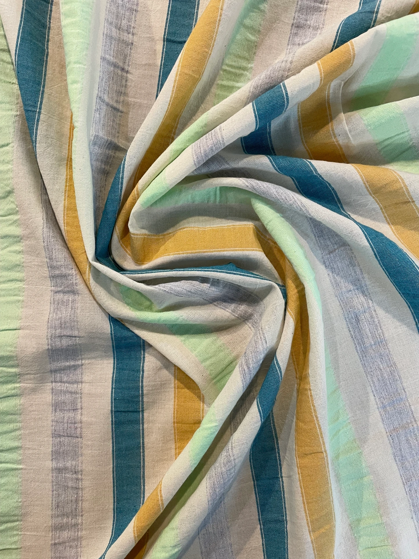 Toile à rayures multicolores