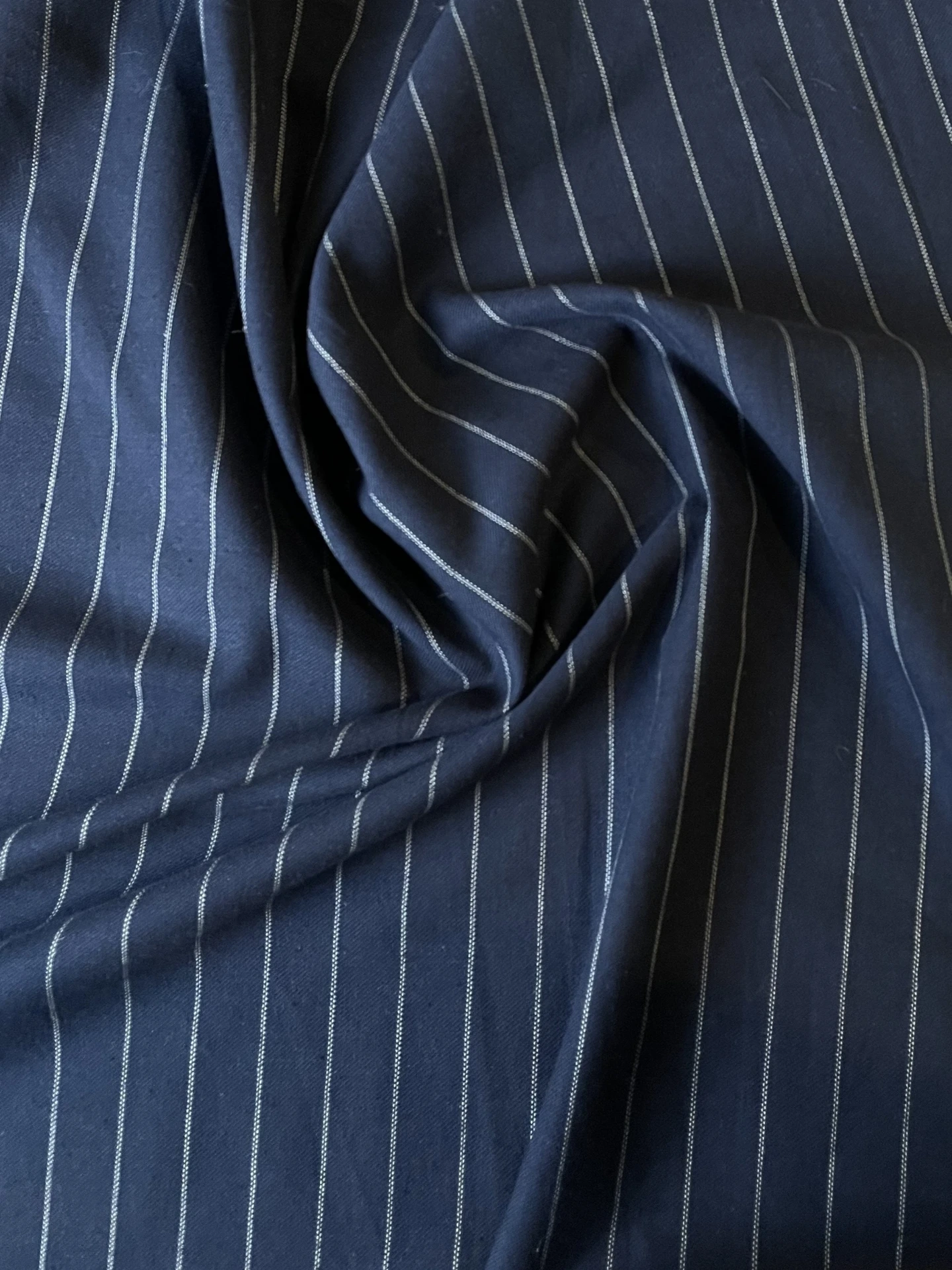 Sergé bleu marine à fines rayures blanches