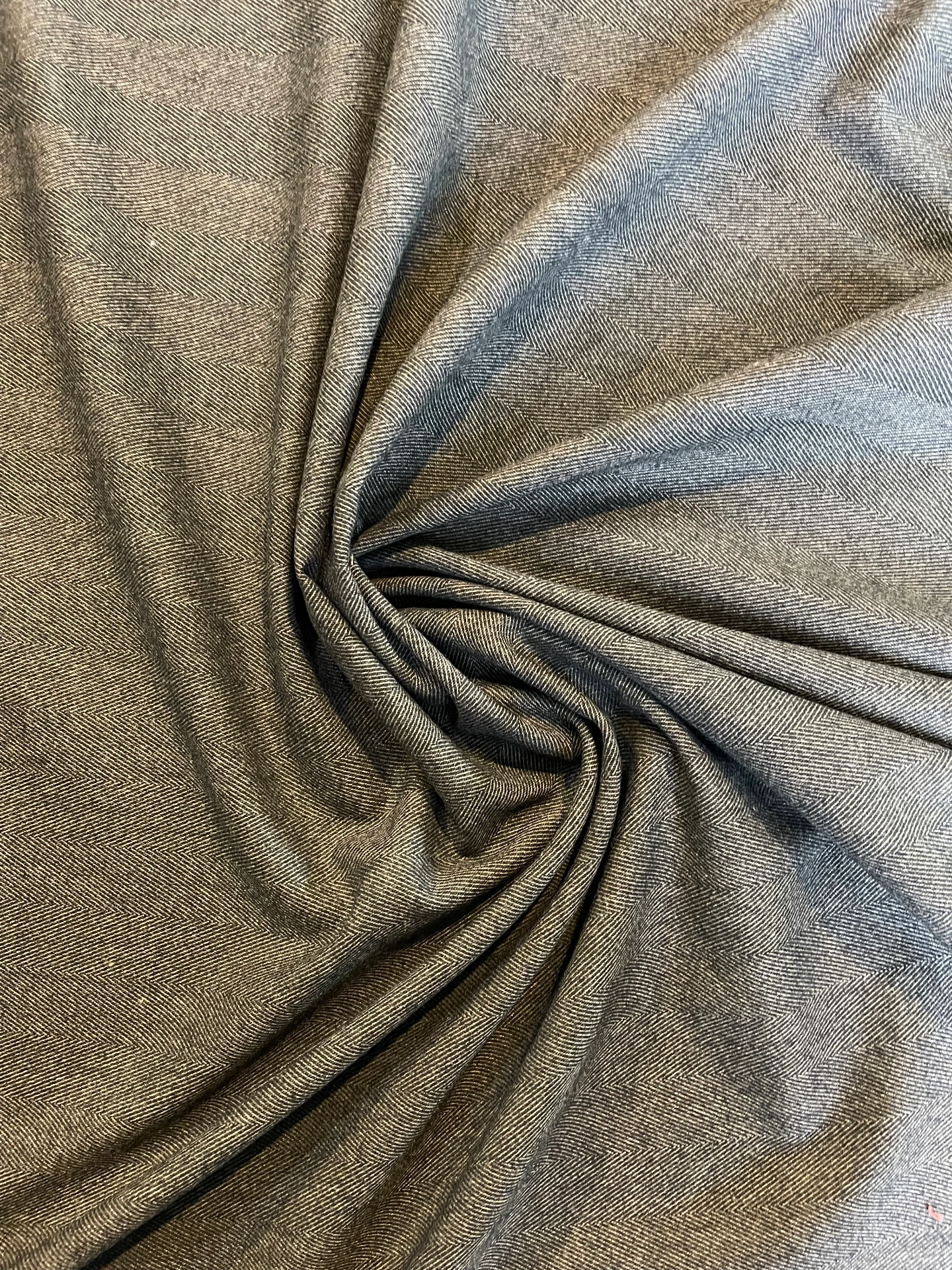 Tissu chevron brun foncé