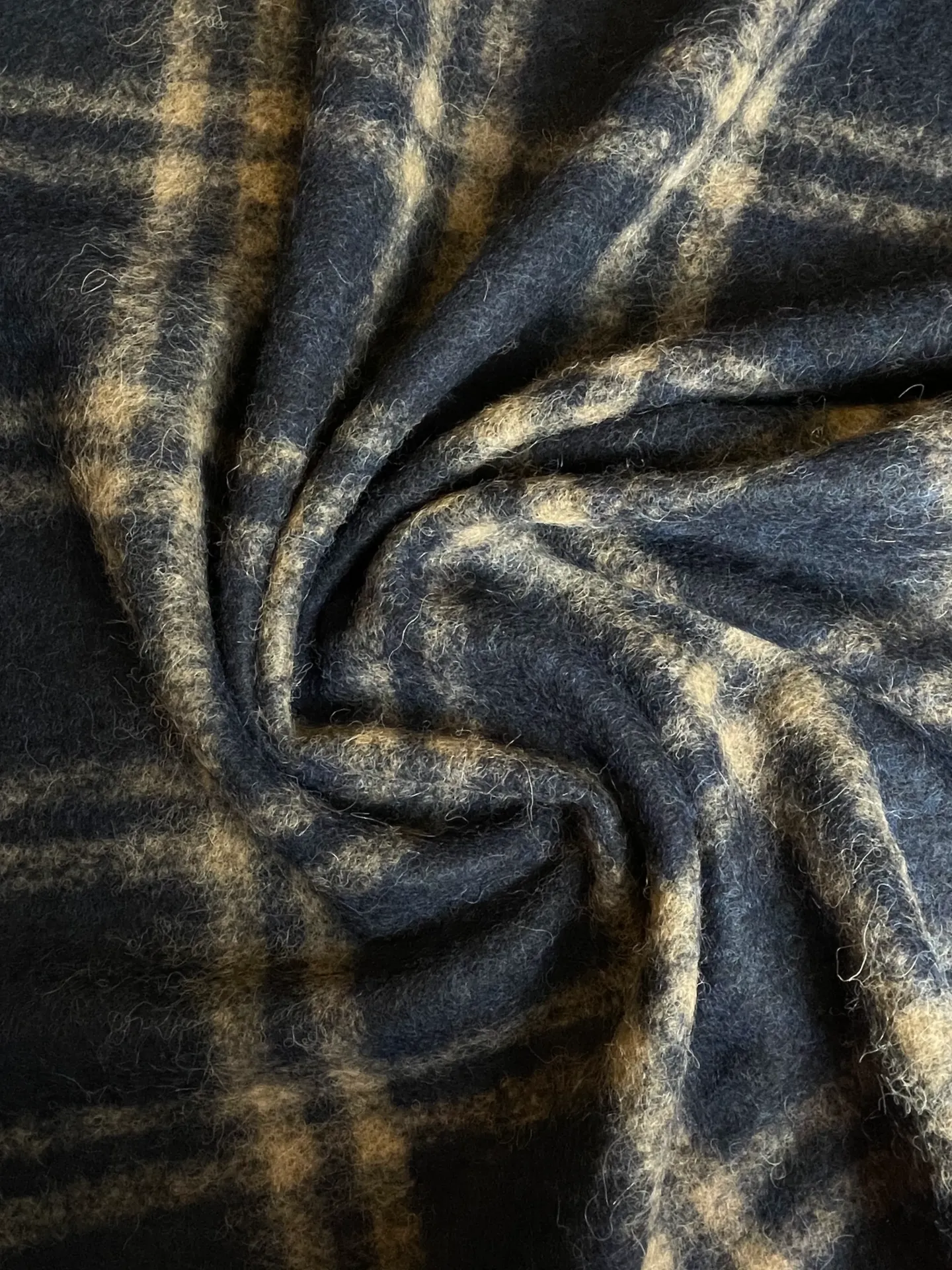 Laine feutrée motif tartan bleu foncé et beige