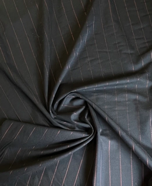 Lignes rouges sur fond bleu marine