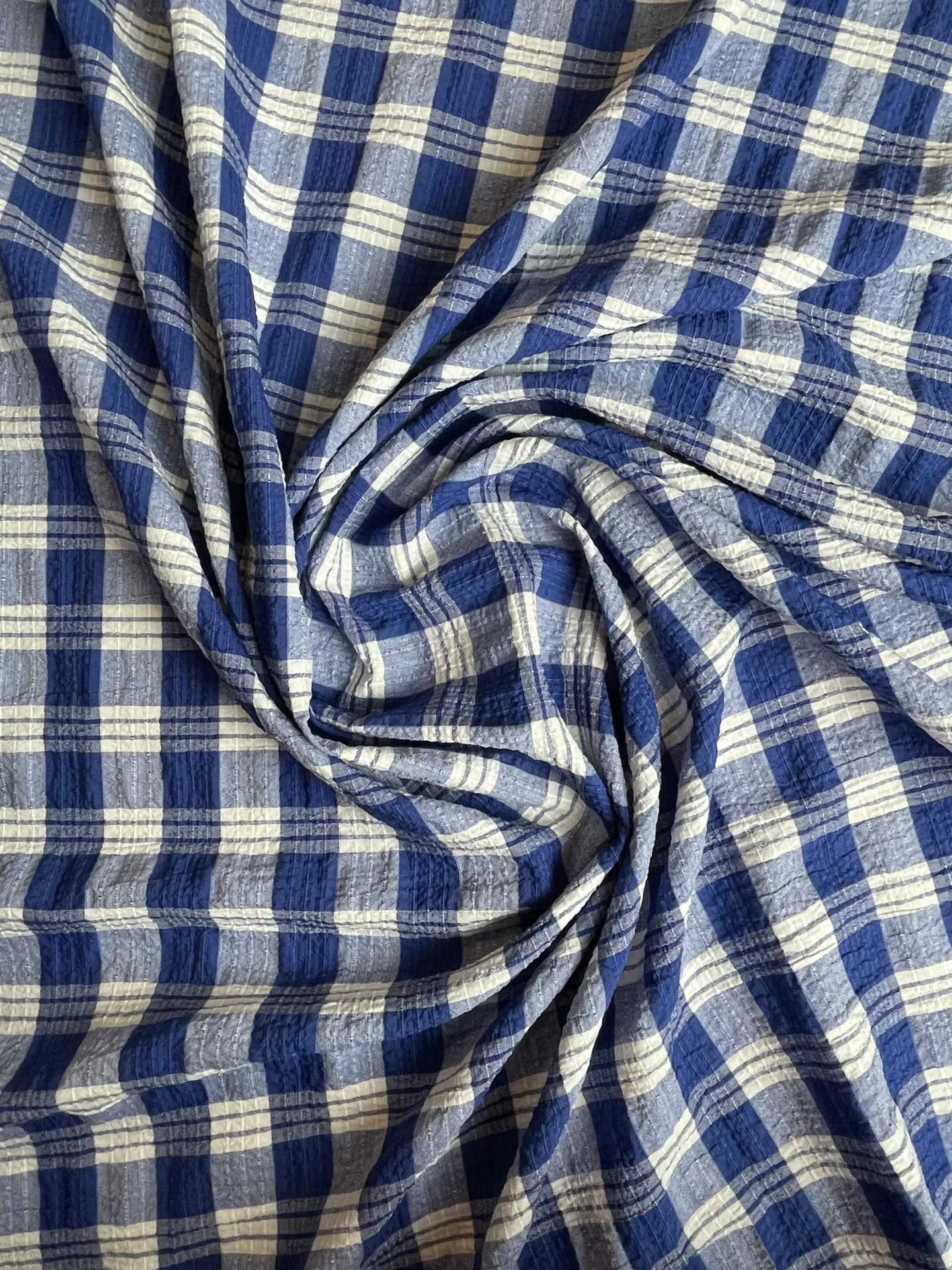 Tissu crêpe à grands carreaux bleus et blancs