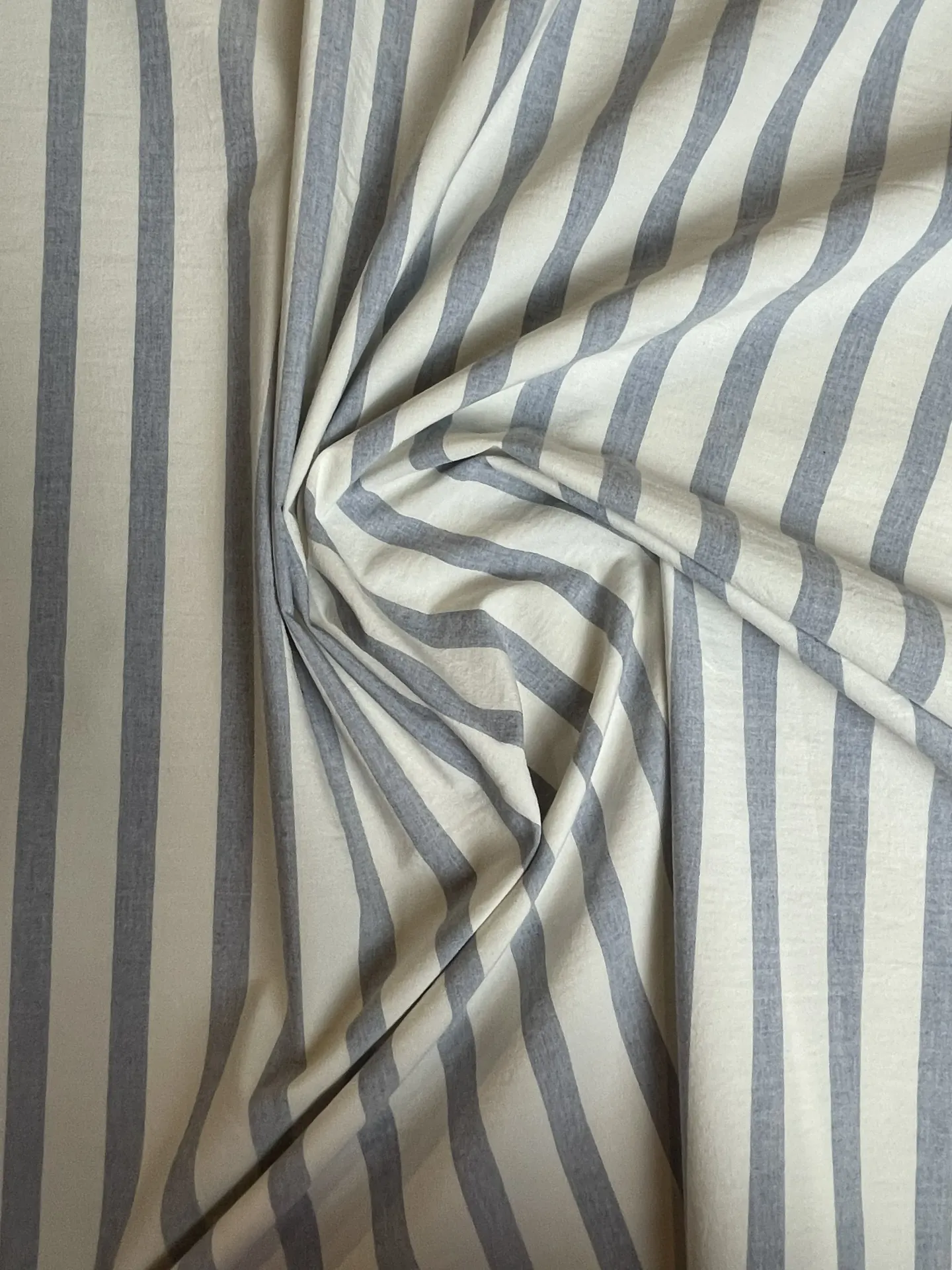 Tissu à rayures bleues claires sur fond blanc