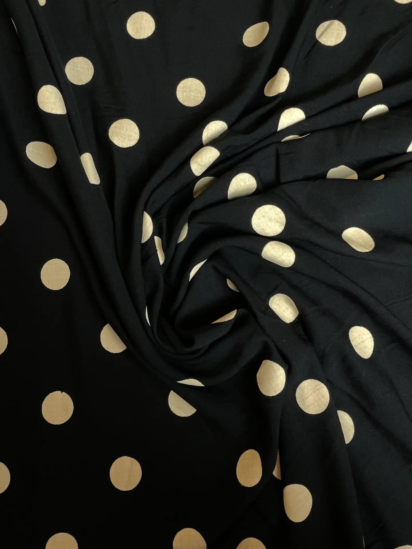 Gros pois blancs imprimés sur fond noir