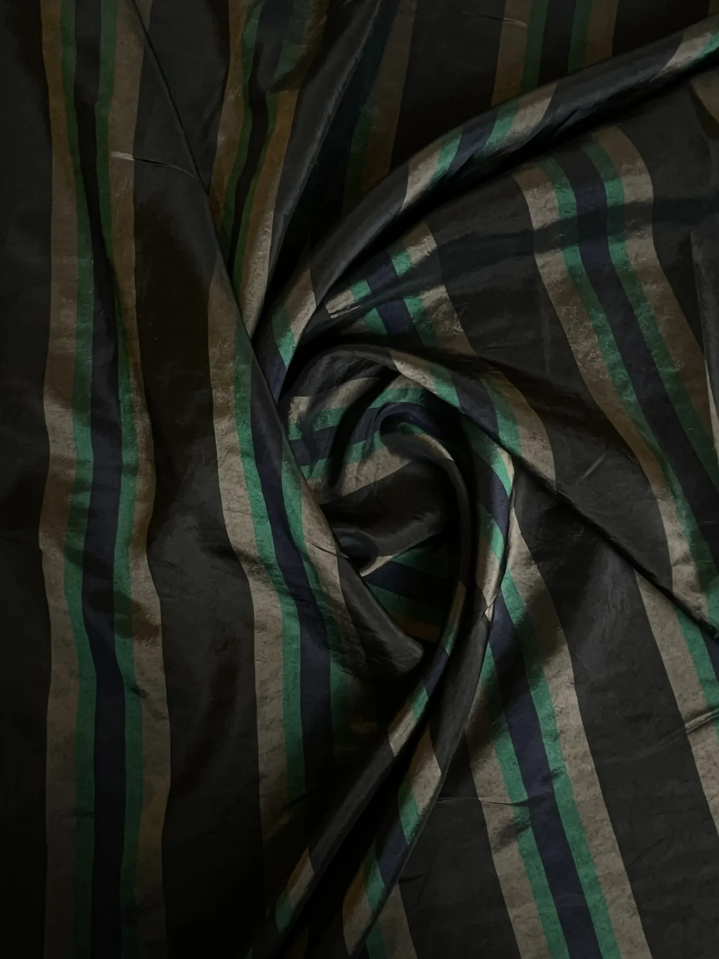 Rayures vert bleu et gris rosé sur fond noir