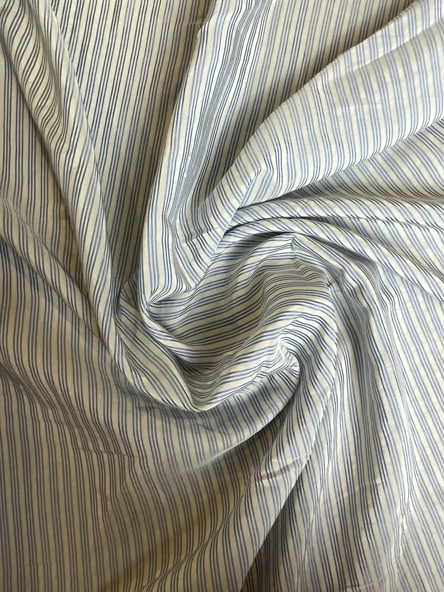 Fines rayures bleues satinées sur fond blanc