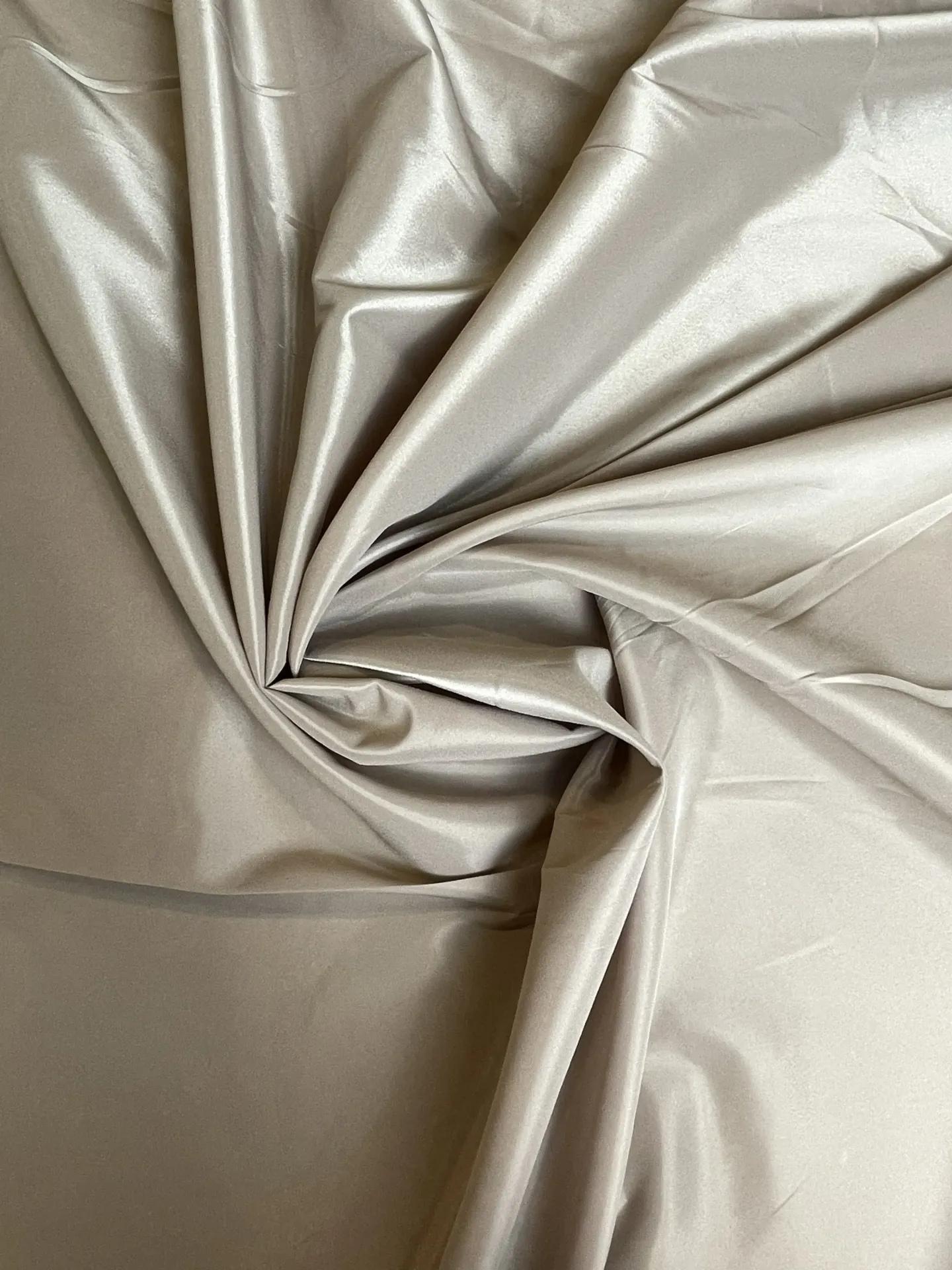 Tissu satiné beige doré