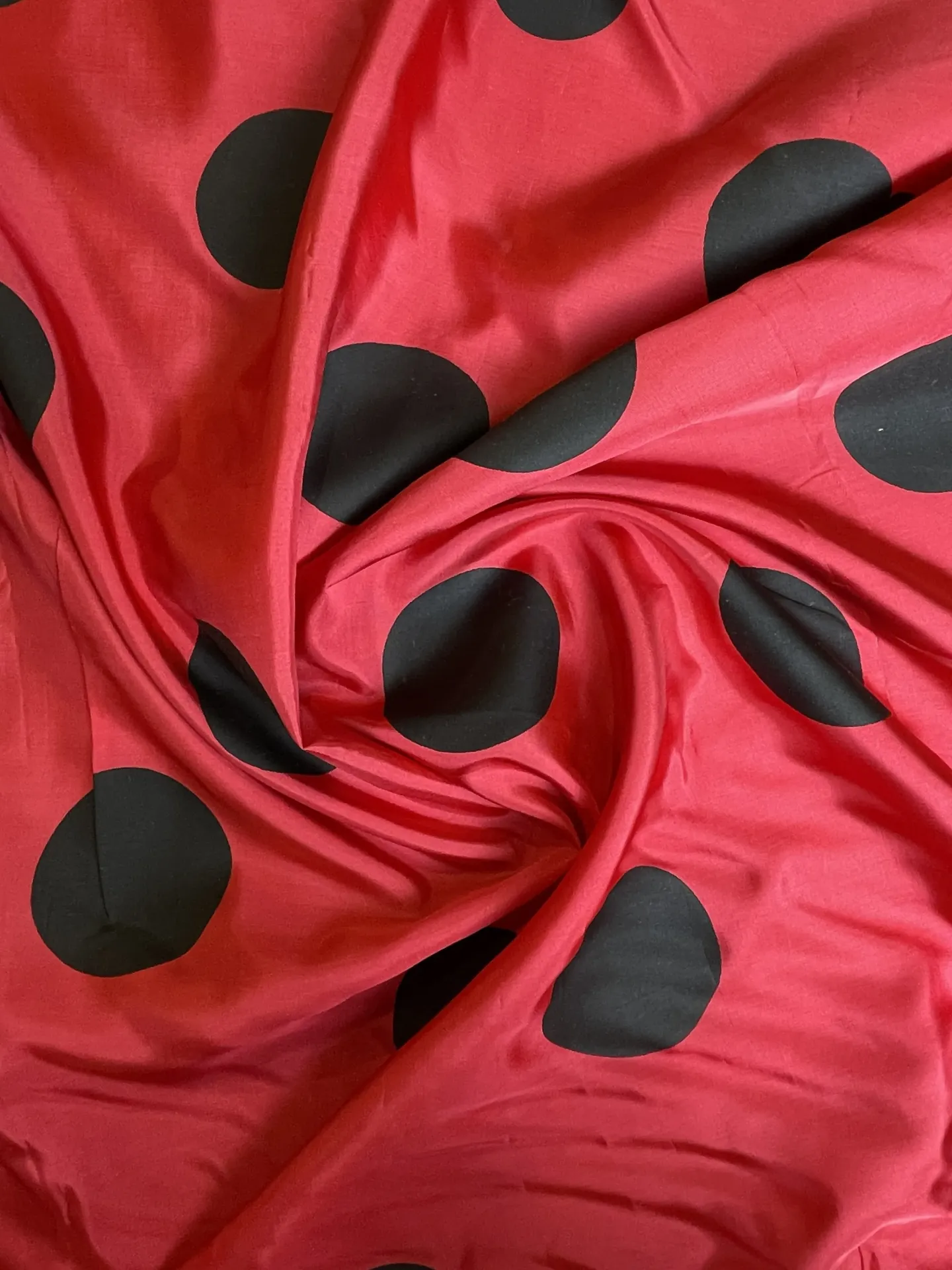 Gros pois noirs imprimés sur fond rouge