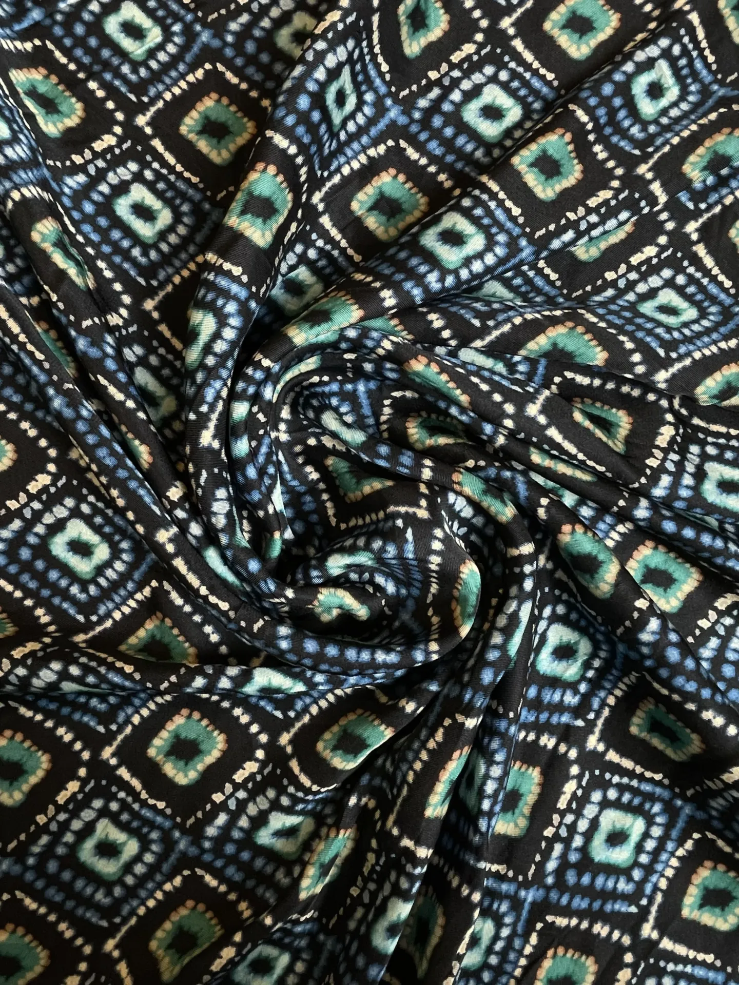 Viscose noire à motifs