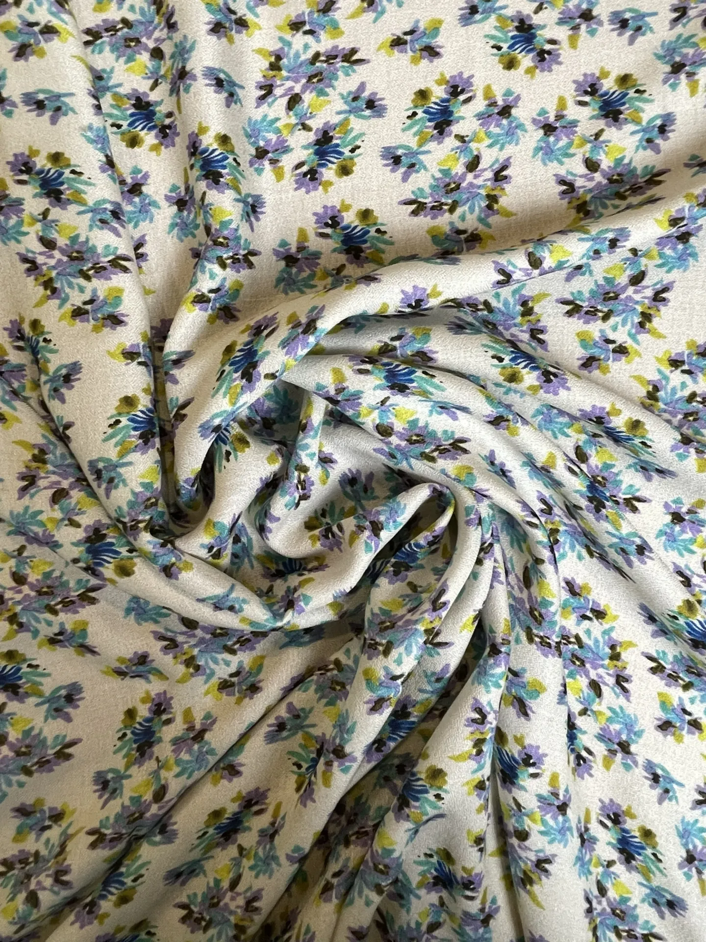 Viscose blanche à petites fleurs