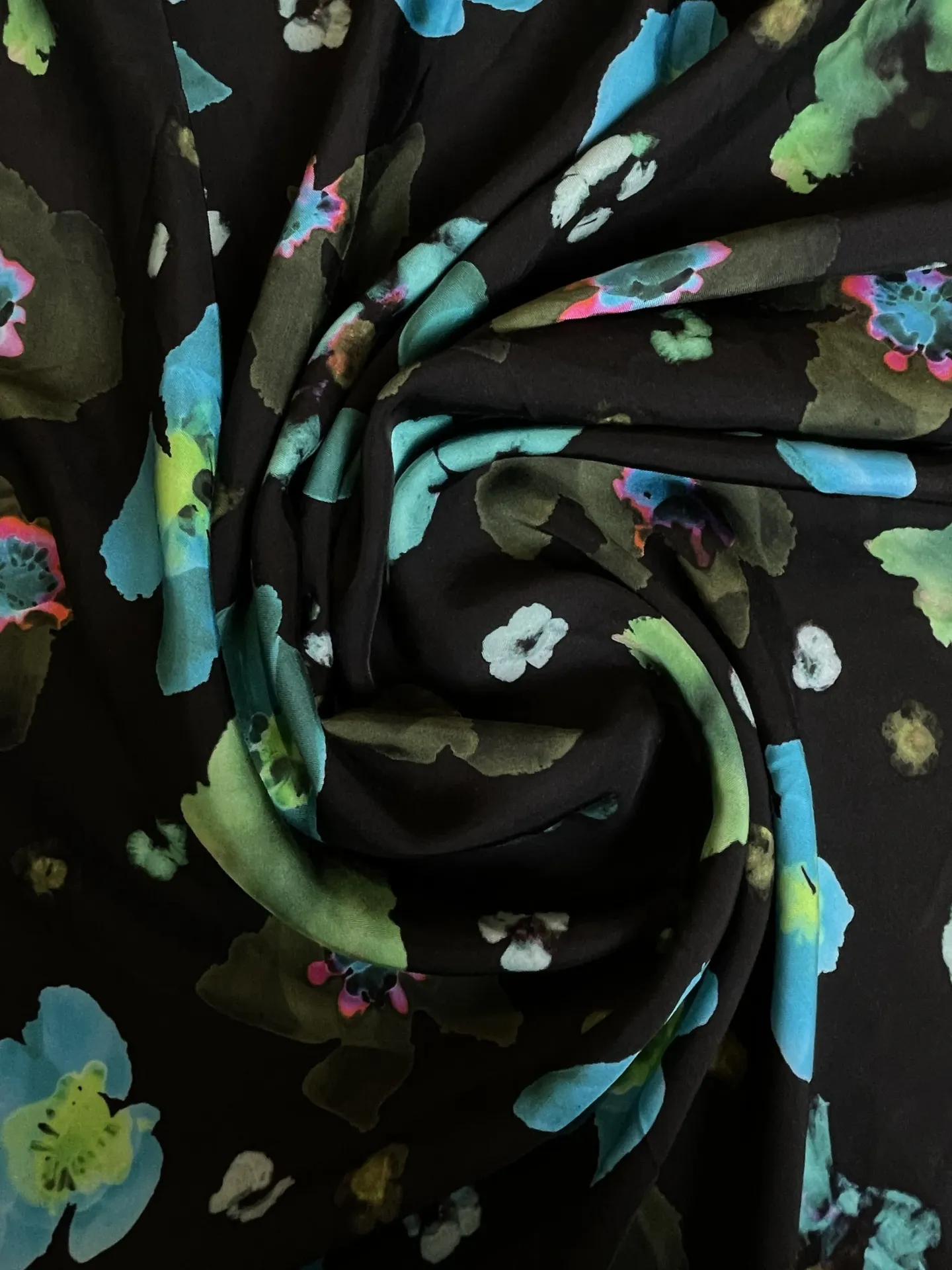 Motif floral sur fond noir