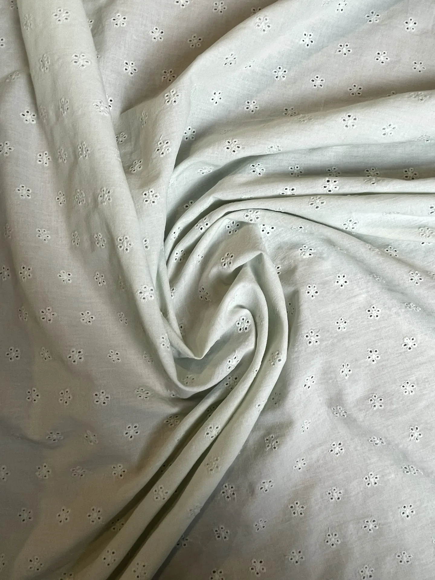 Broderie anglaise vert pastel