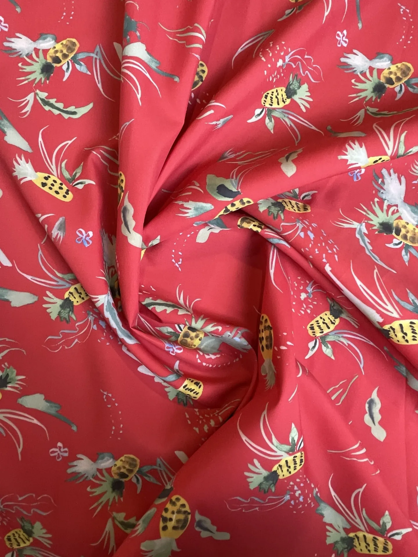 Tissu déperlant motif ananas sur fond rouge