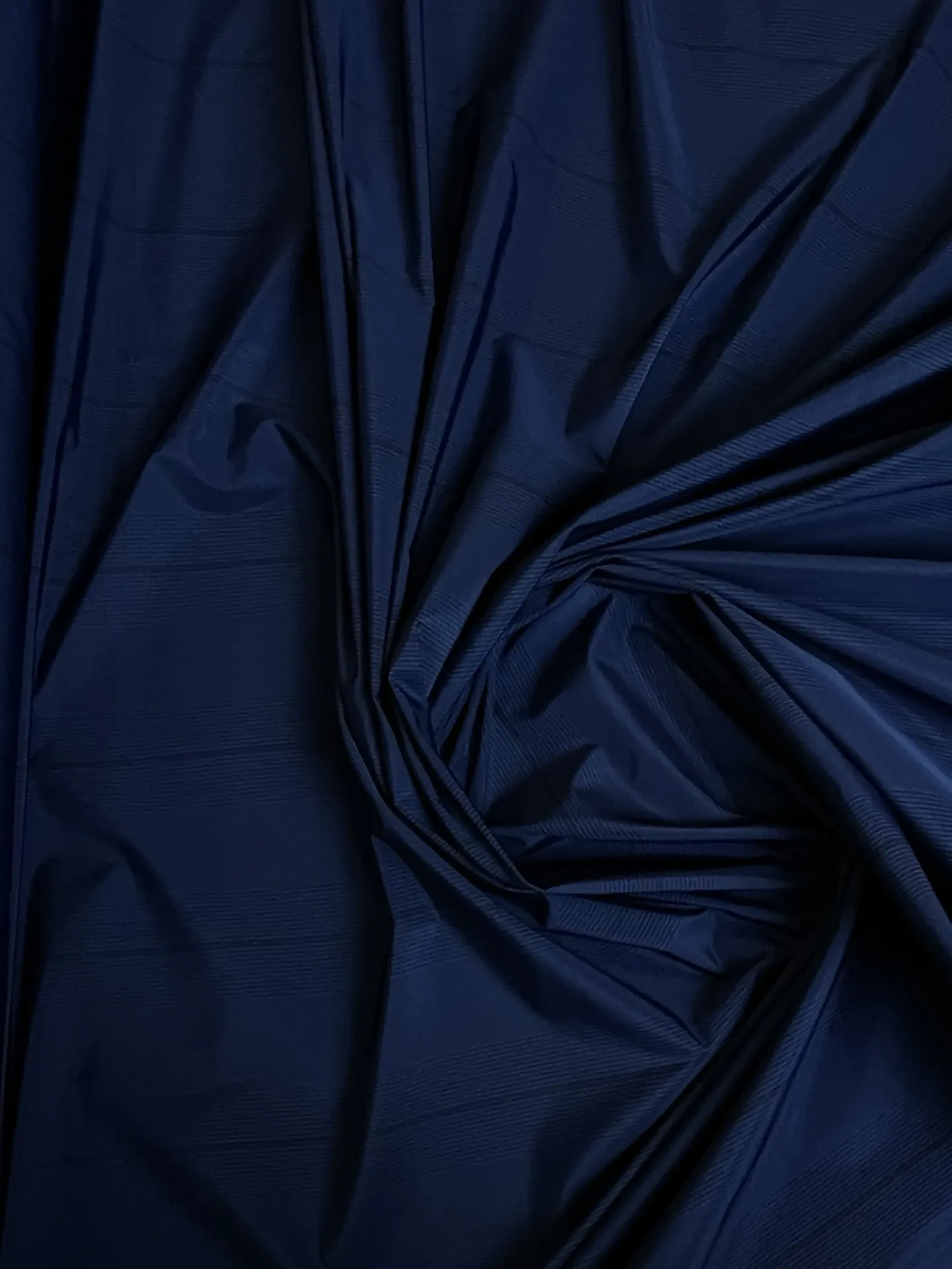 Tissu déperlant bleu marine à carreaux noirs
