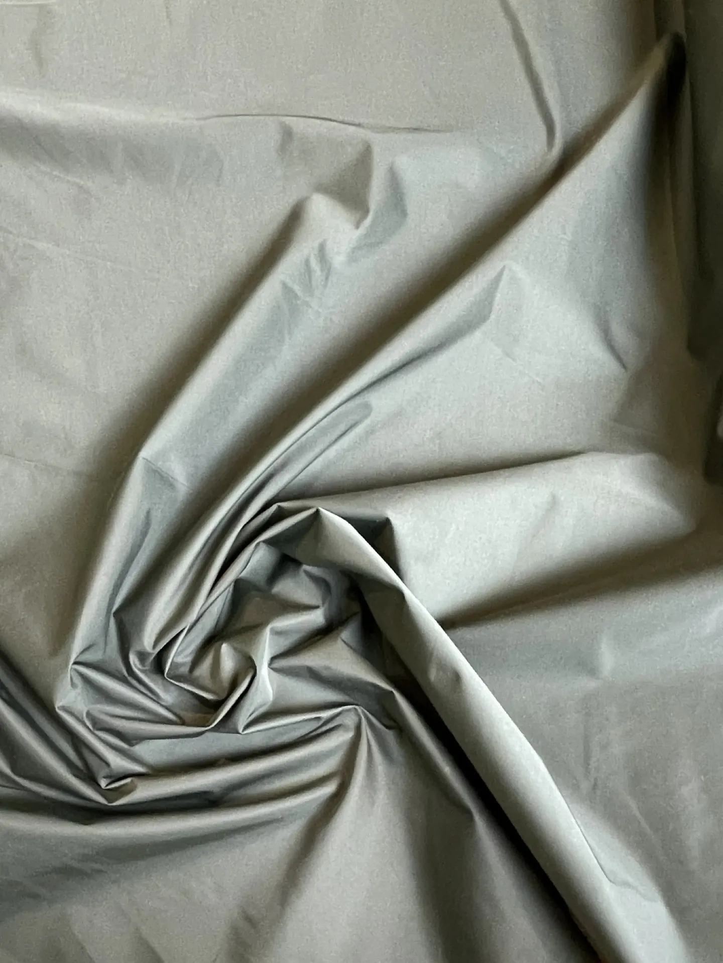 Tissu déperlant kaki effet peau de pêche